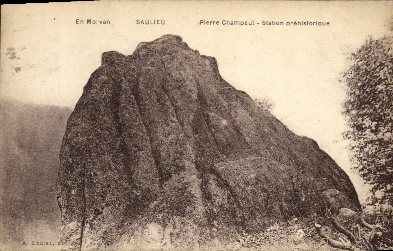 CPA En Morvan Saulieu Pierre Champeul Station prehistorique