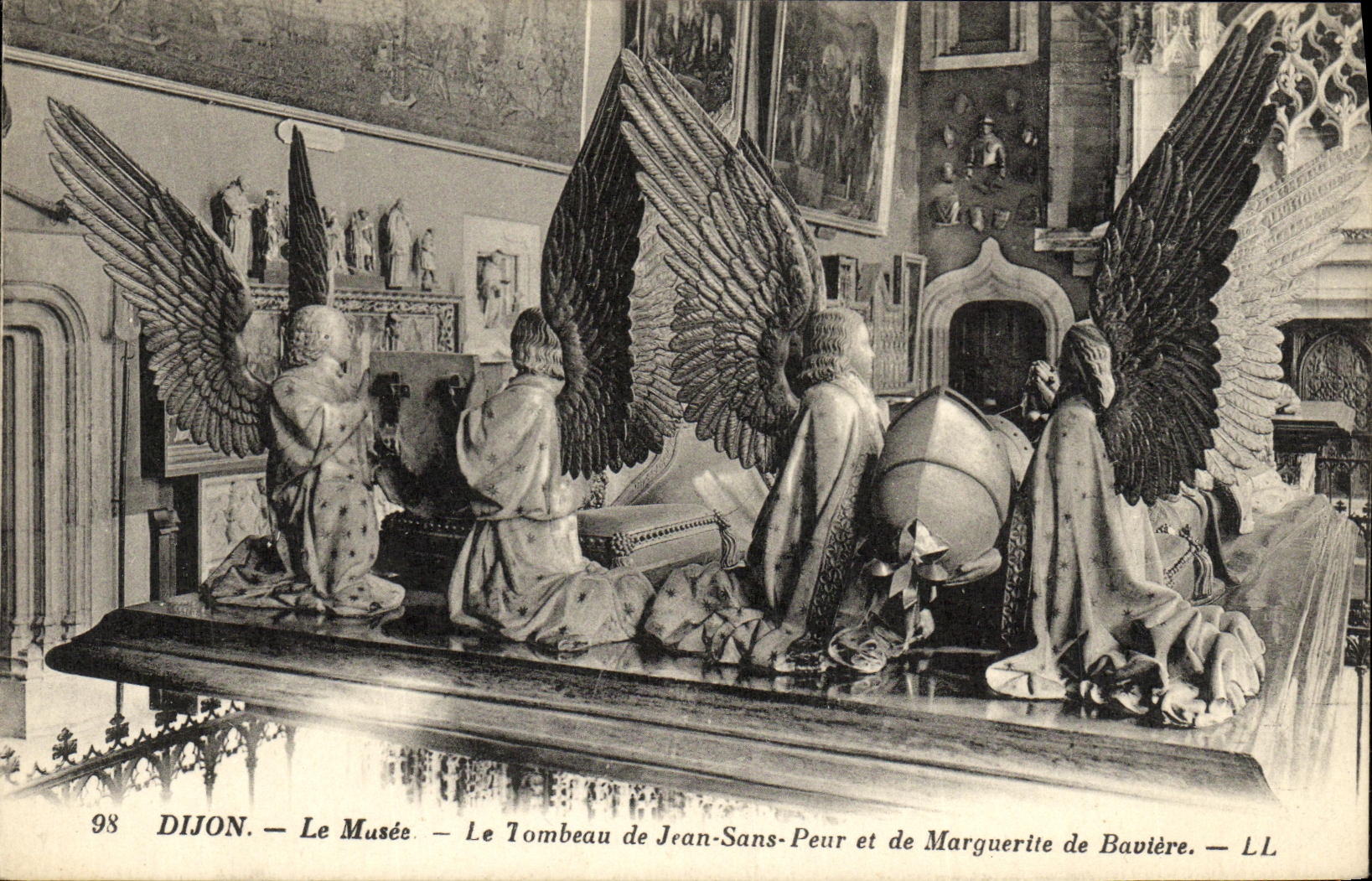 Dijon — Le Musée — Le Tombeau de Jean-Sans-Peur et de Marguerite de Bavière — LL