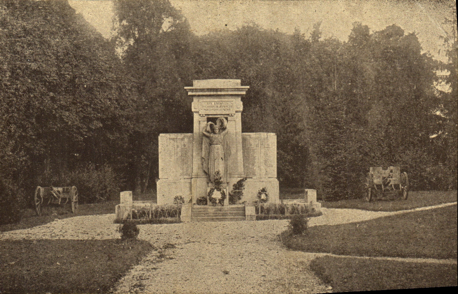 CPA Joinville Monument eleve aux enfants du canton de Joinville Morts pour la patrie Militaria
