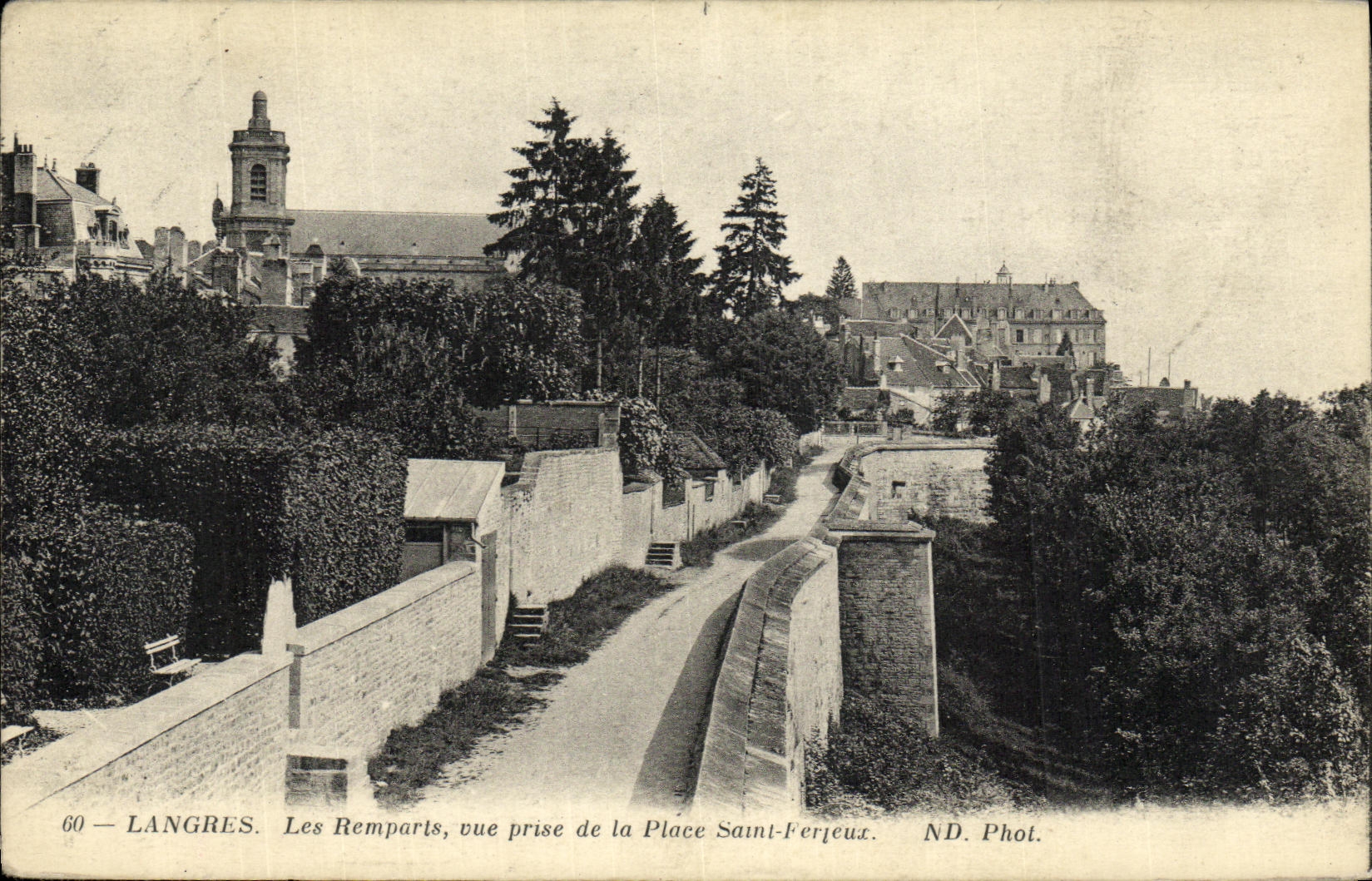 CPA Langres Les Remparts vue prise de la Place Saint Ferjeux
