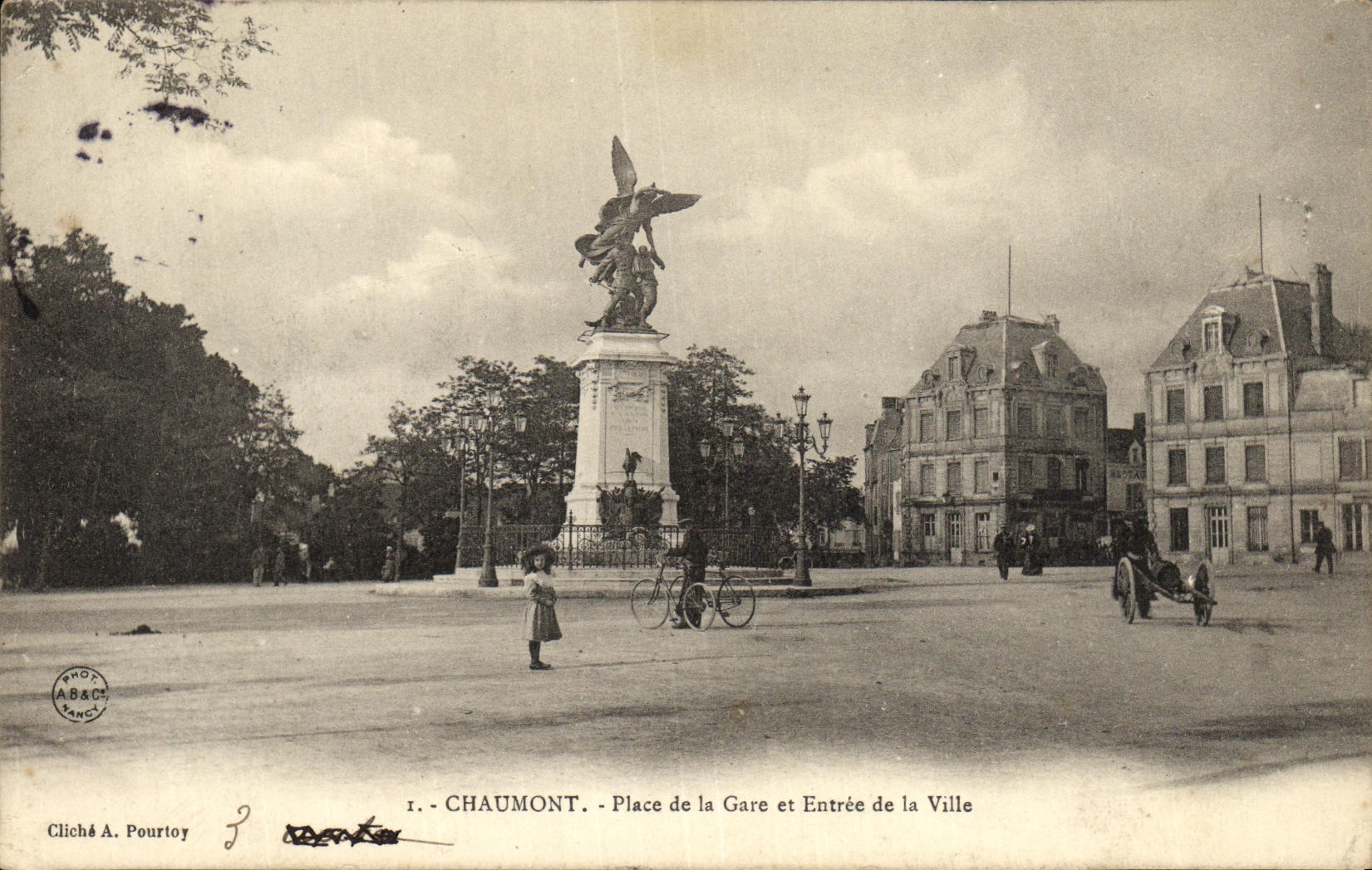 CPA Chaumont Place de la Gare et Entree de la Ville
