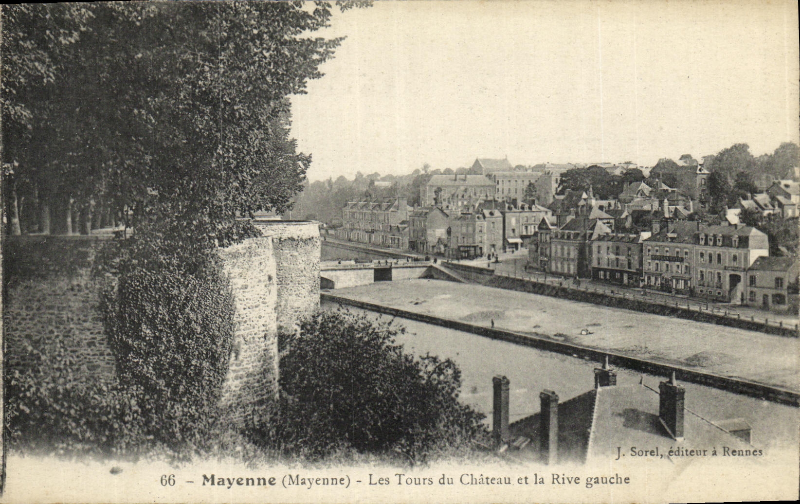 CPA Mayenne Les Tours du Chateau et la Rive Gauche