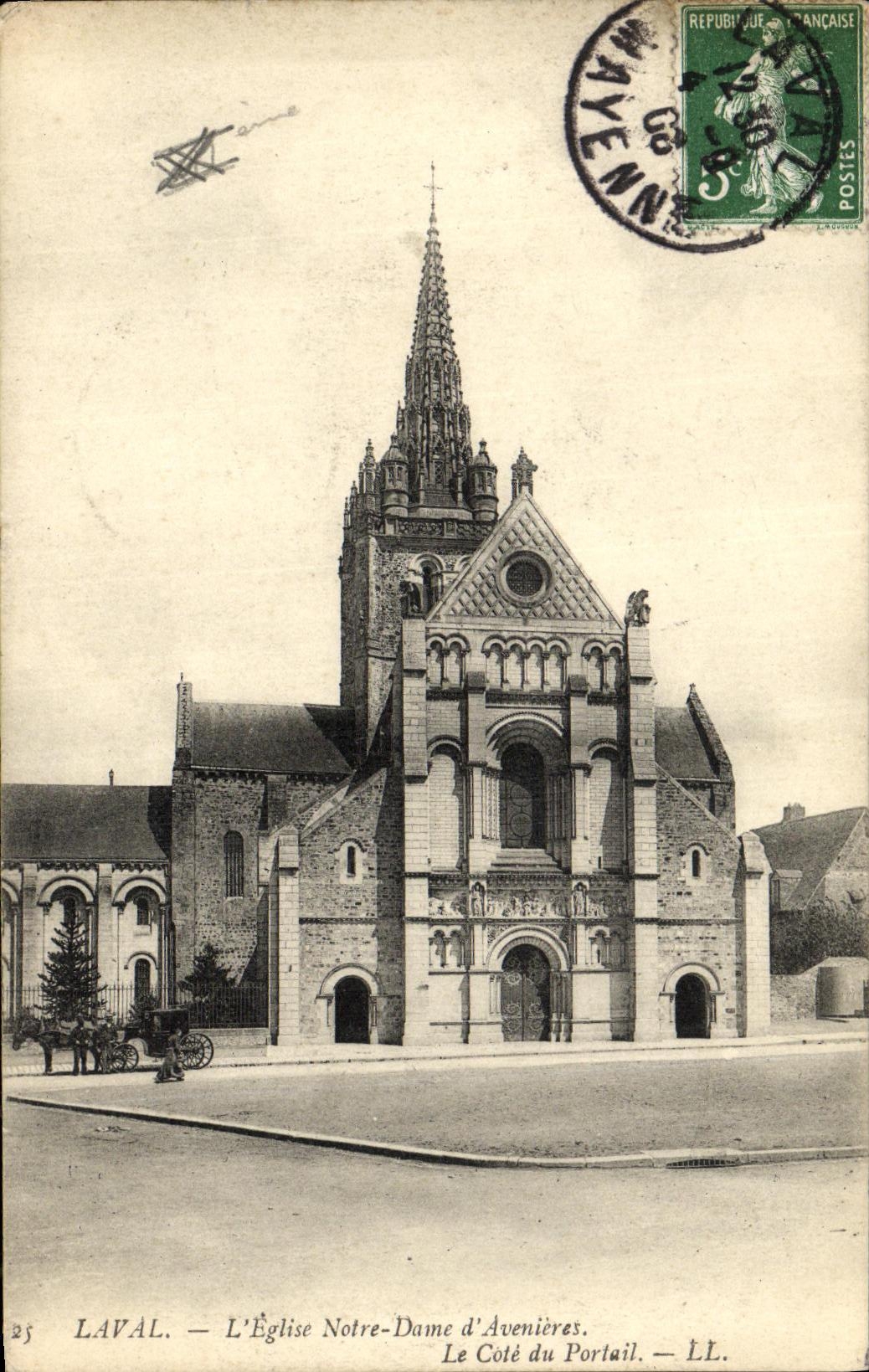 CPA Laval L Eglise Notre Dame d Avenieres Le cote du portail