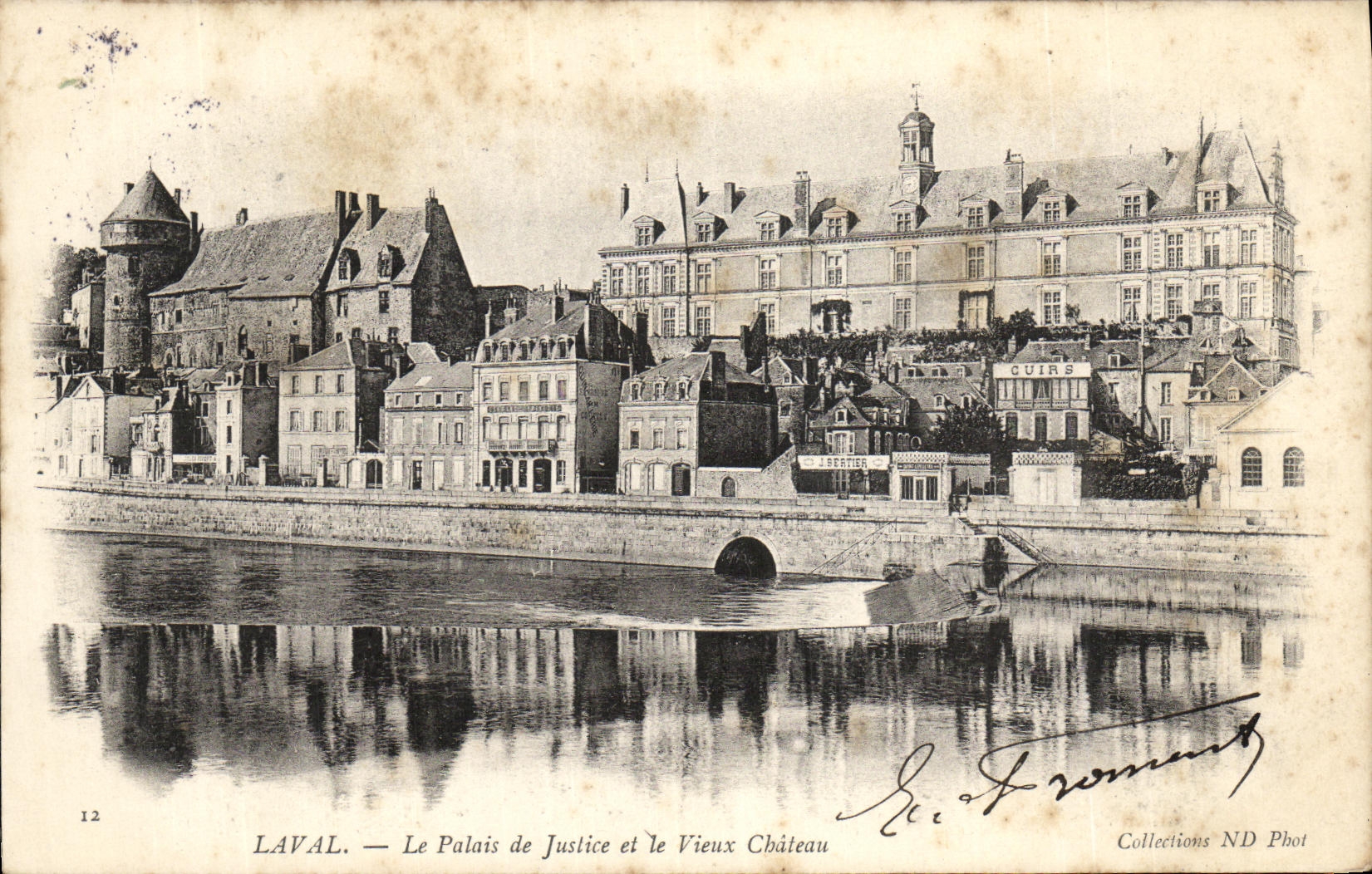 CPA Laval Le Palais de Justice et le Vieux Chateau