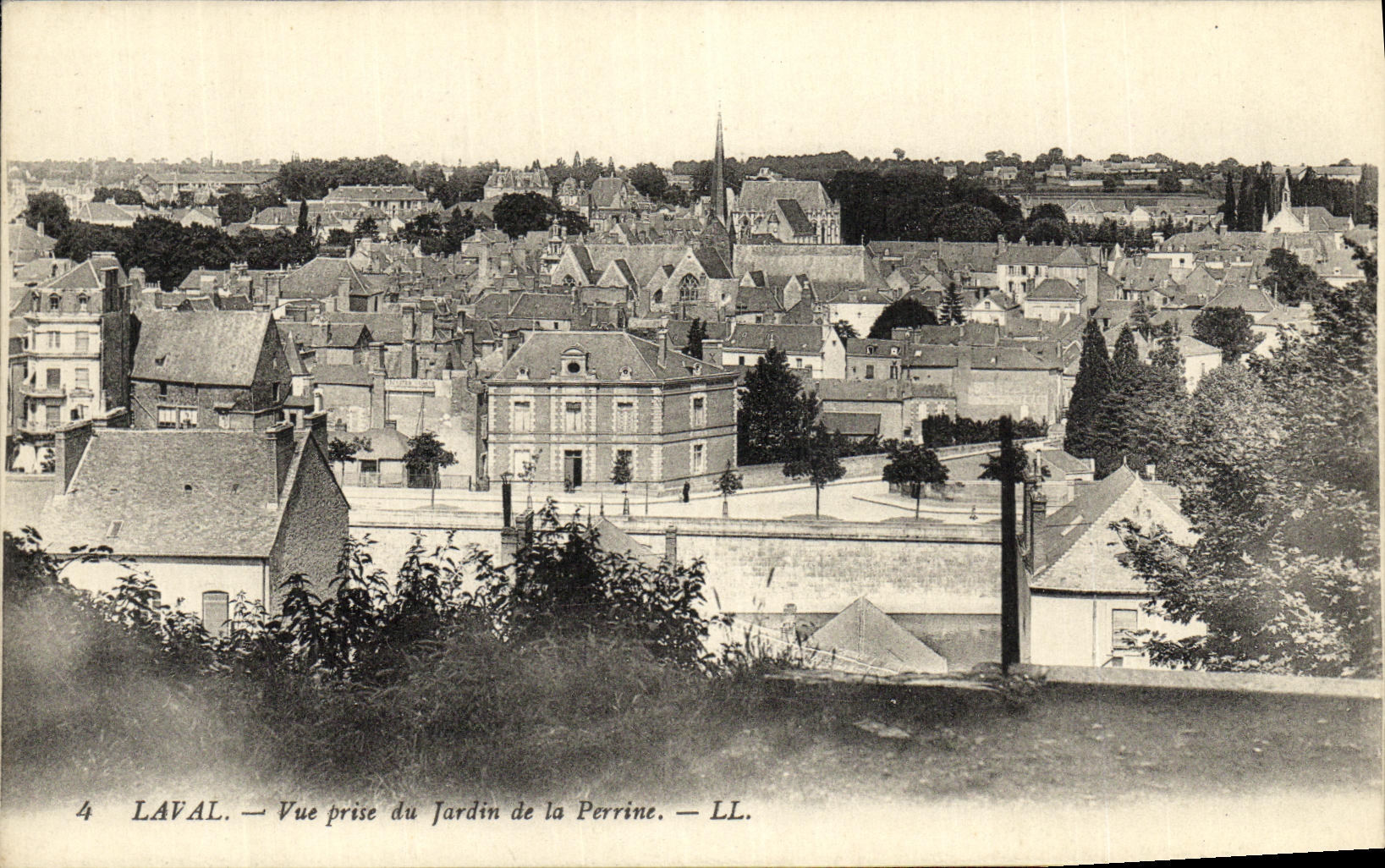 Laval — Vue prise du Jardin de la Perrine — LL.