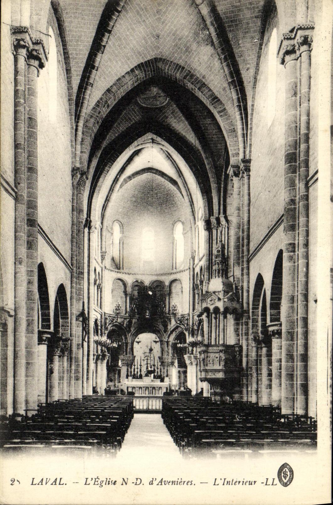 CPA Laval l Eglise d Avnieres L Interieur