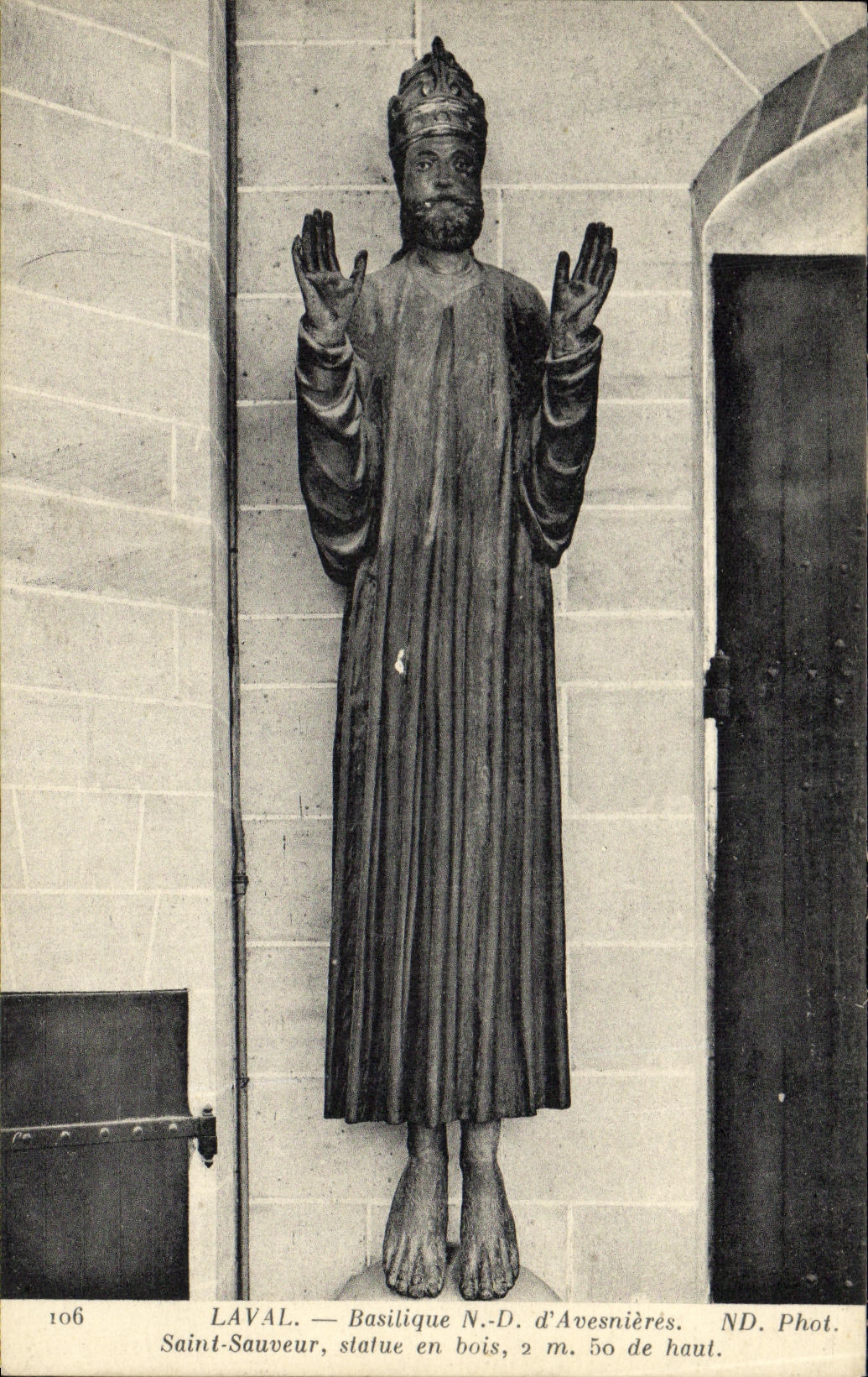 Saint-Sauveur — statue en bois dans la basilique N.-D. d'Avesnières — ND. Phot.
