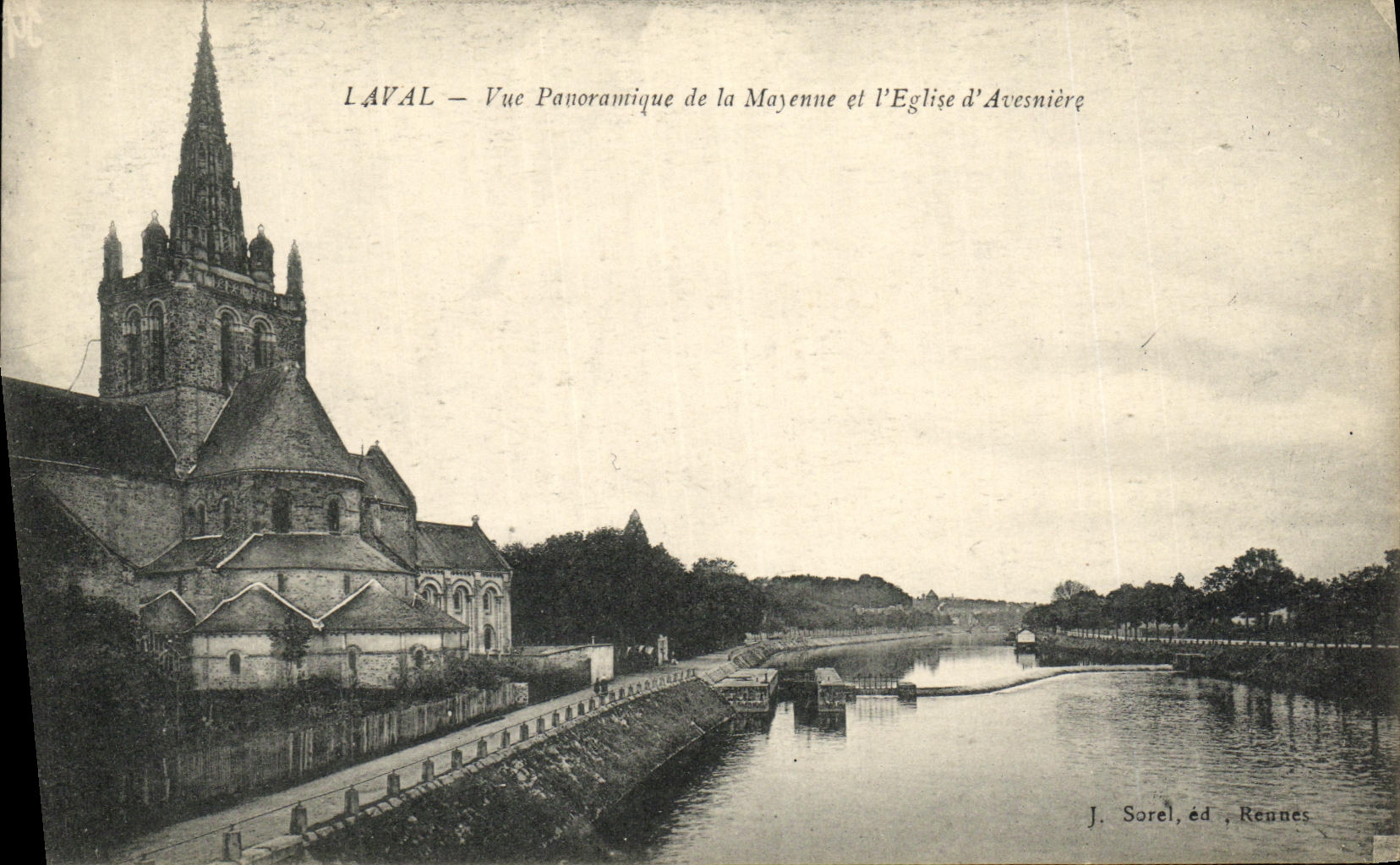 CPA Laval Vue Panoramique de la Mayenne et l Eglise d Avesniere