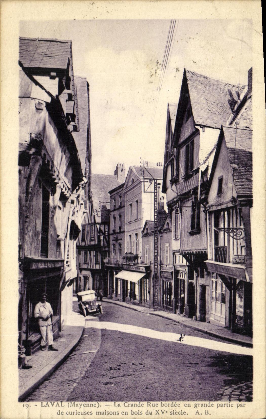 CPA Laval La Grande Rue Bordee en Grande Partie par de Curieuses Maisons en Bois du XV Siecle