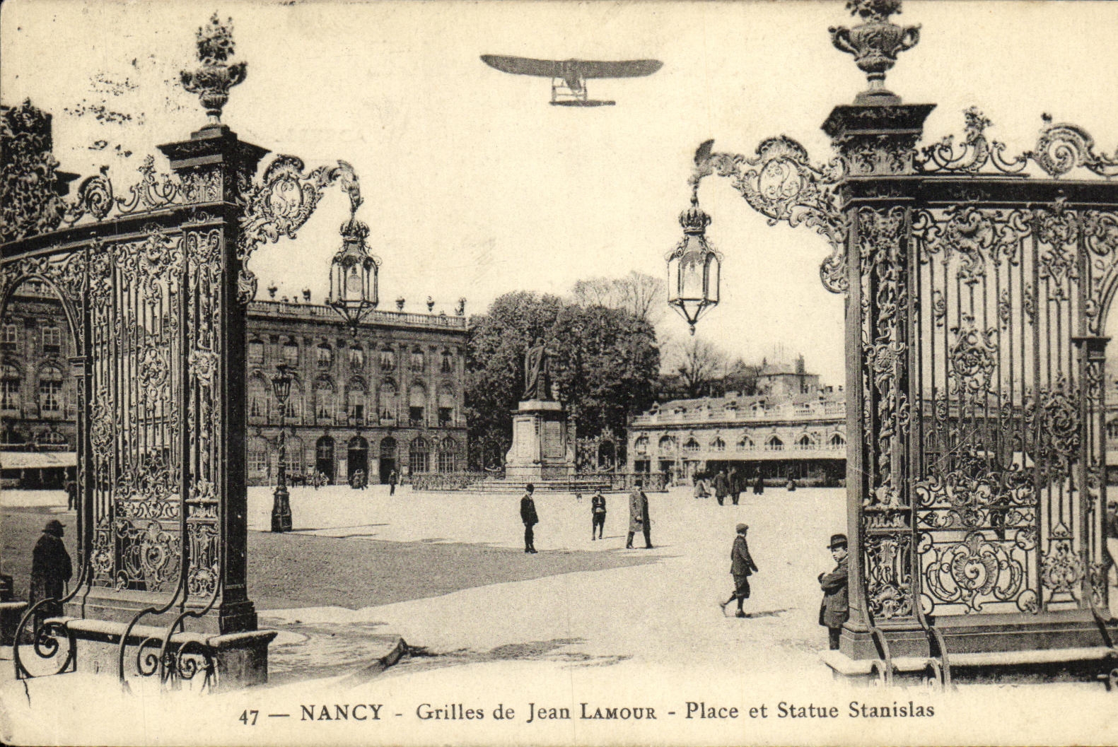NANCY — Grilles de Jean Lamour — Place et Statue Stanislas