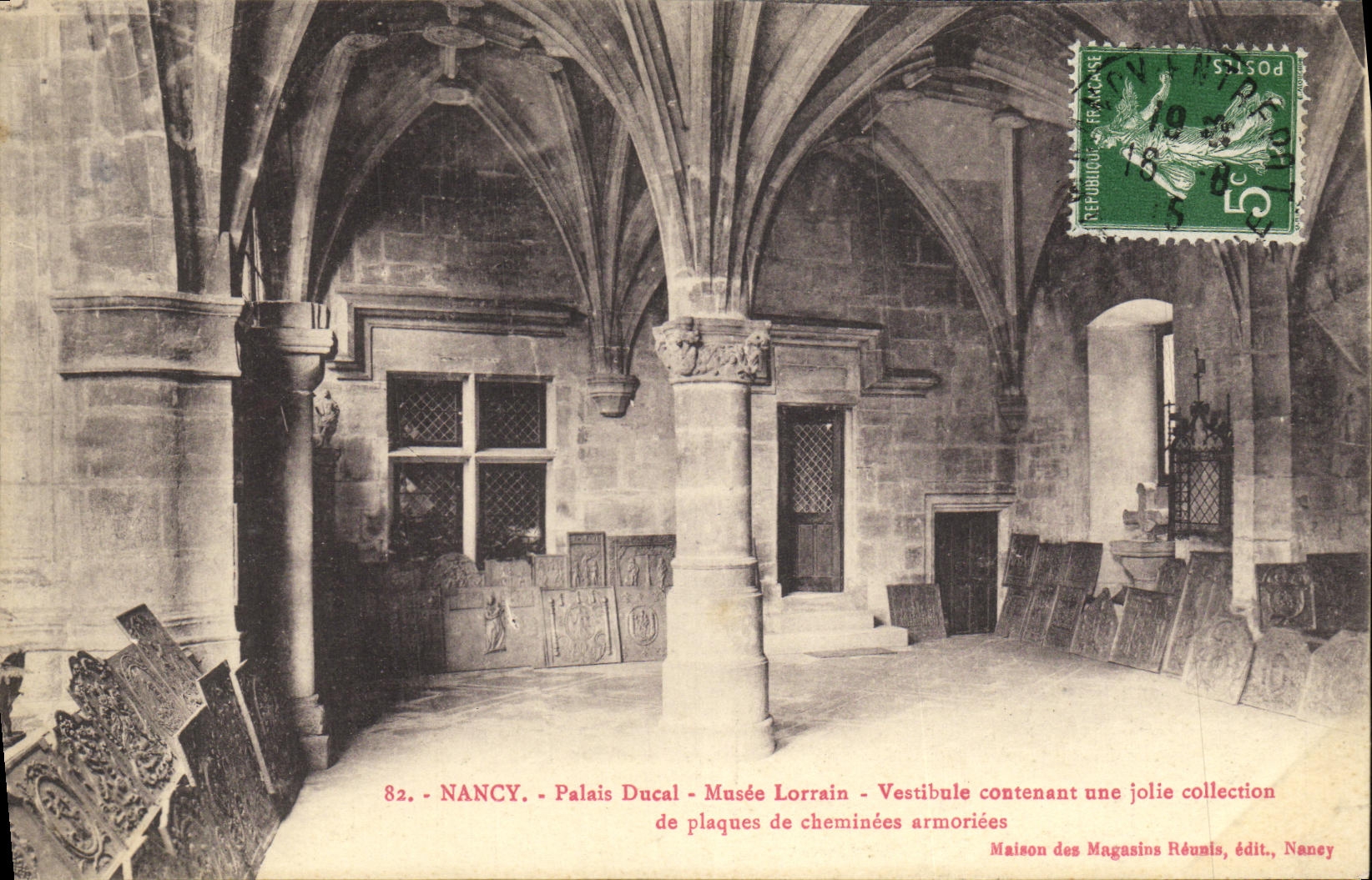 CPA Nancy Palais Ducal Musee Lorrain Vestibule contenant une jolie collection de plaques de cheminees armoiriees