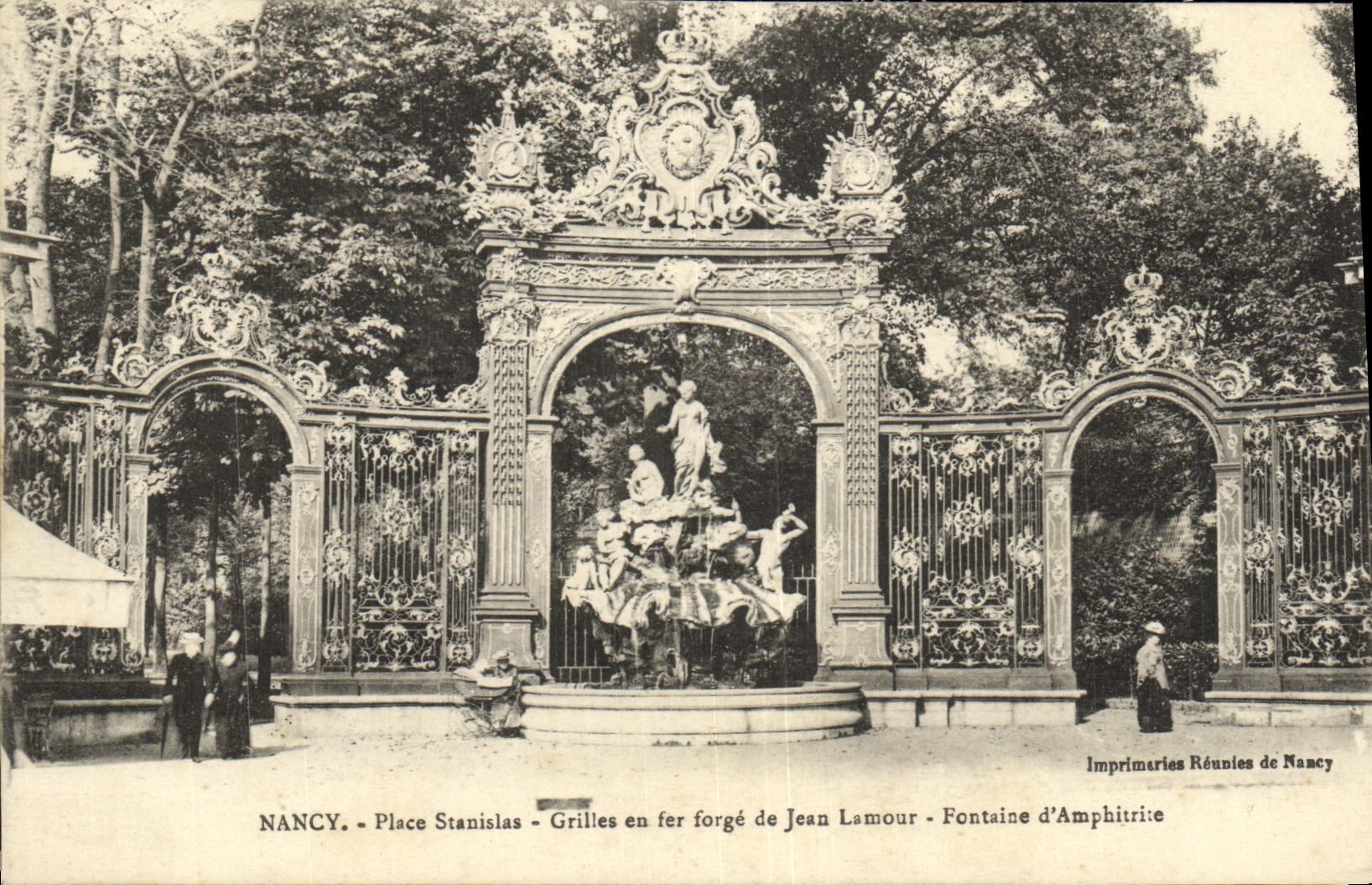 CPA Nancy Place Stanislas Grilles en Fer Forge de Jean Lamour Fontaine d Amphitrite