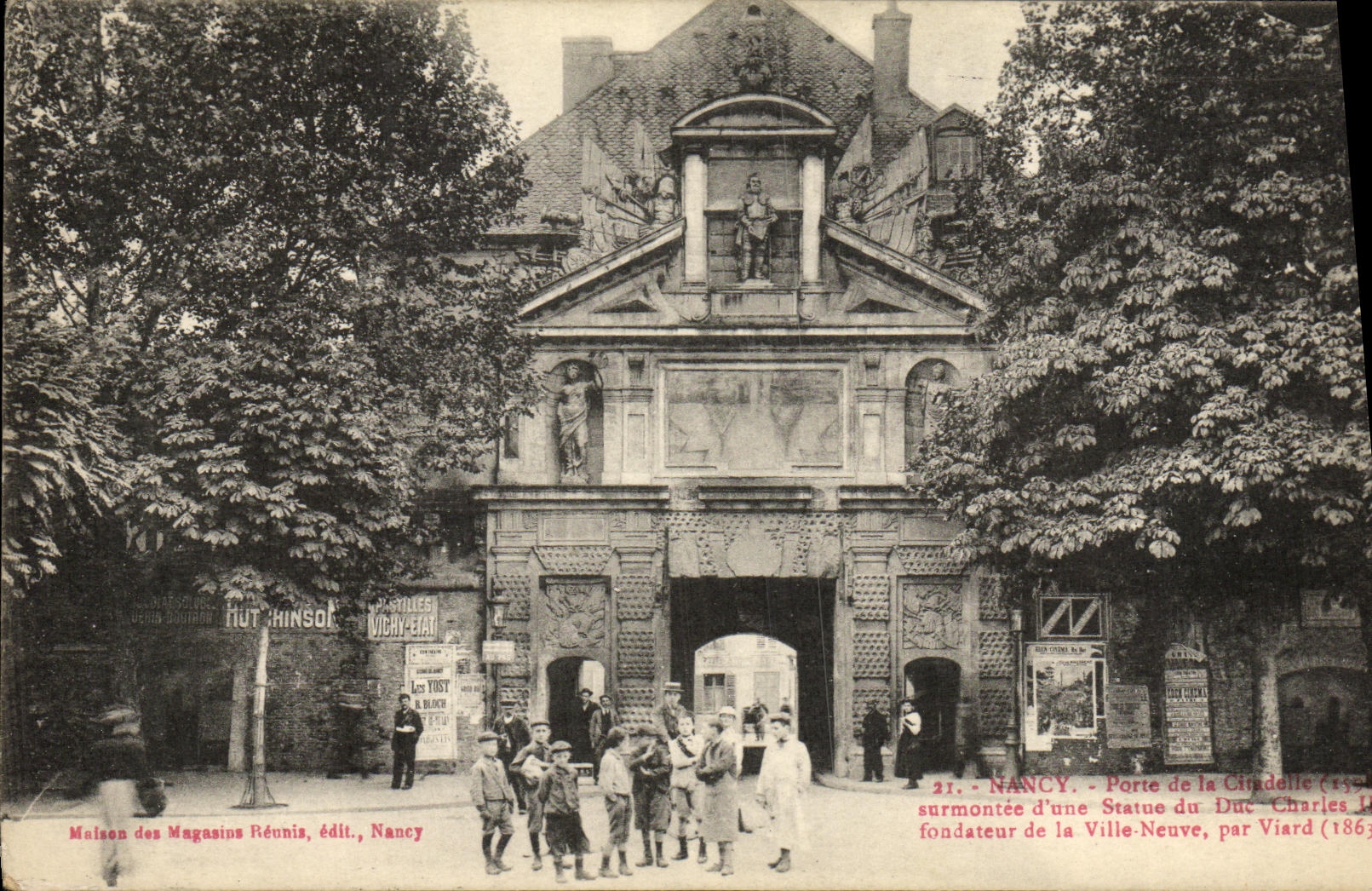 NANCY — Porte de la Citadelle surmontée d'une statue du Duc Charles Ier, fondateur de la Ville-Neuve, par Viard (1863) — Maison des Magasins Réunis, édit., Nancy