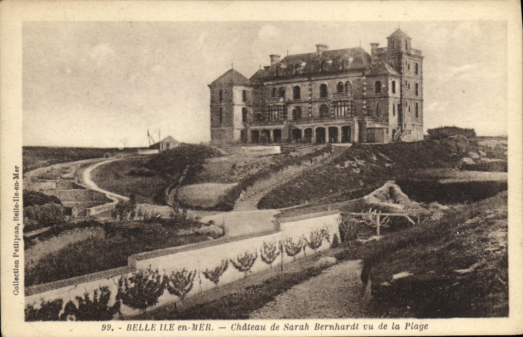 Belle-Île-en-Mer — Château de Sarah Bernhardt vu de la Plage — Collection Petitjean