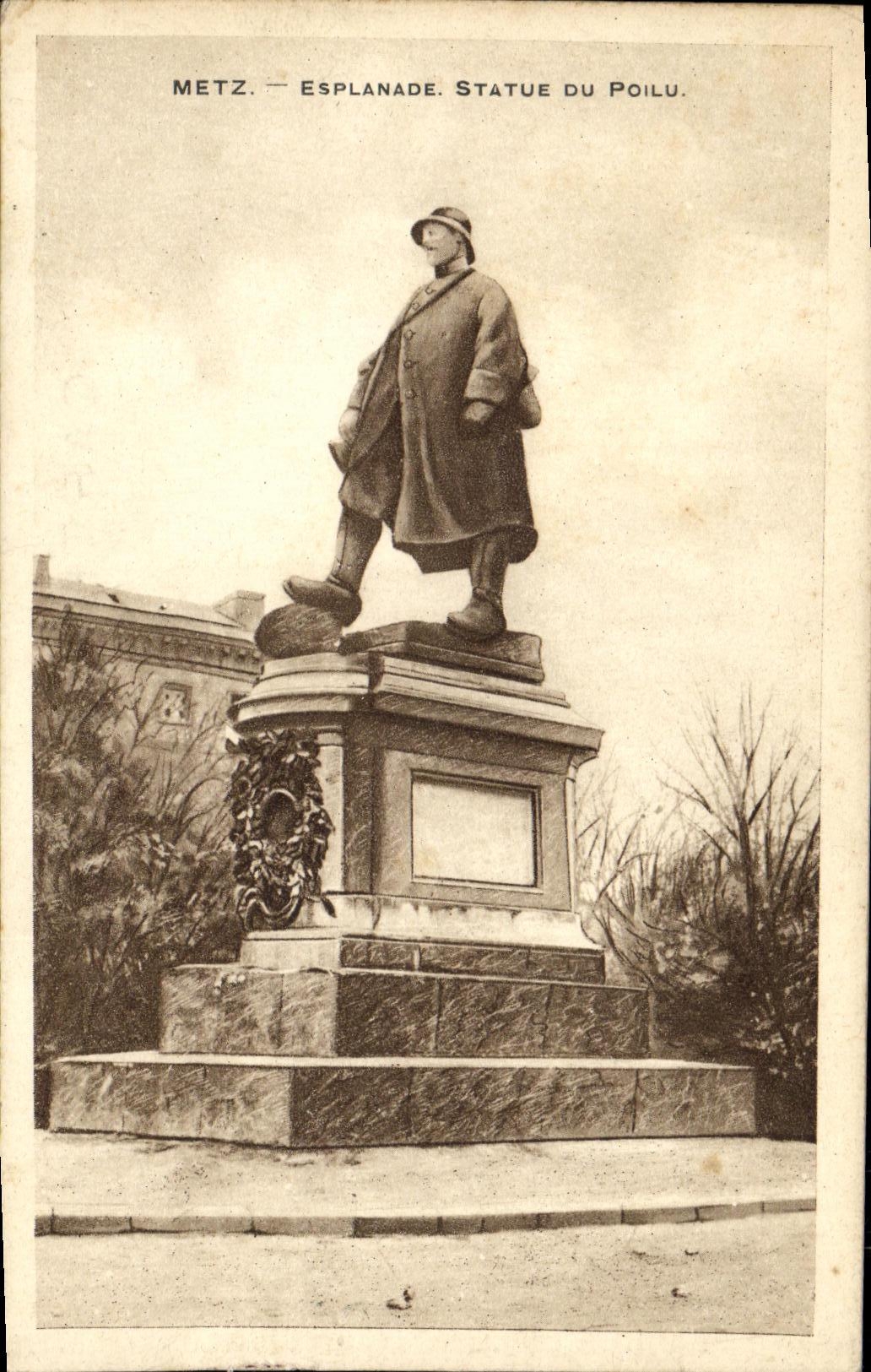 Metz — Esplanade. Statue du Poilu.