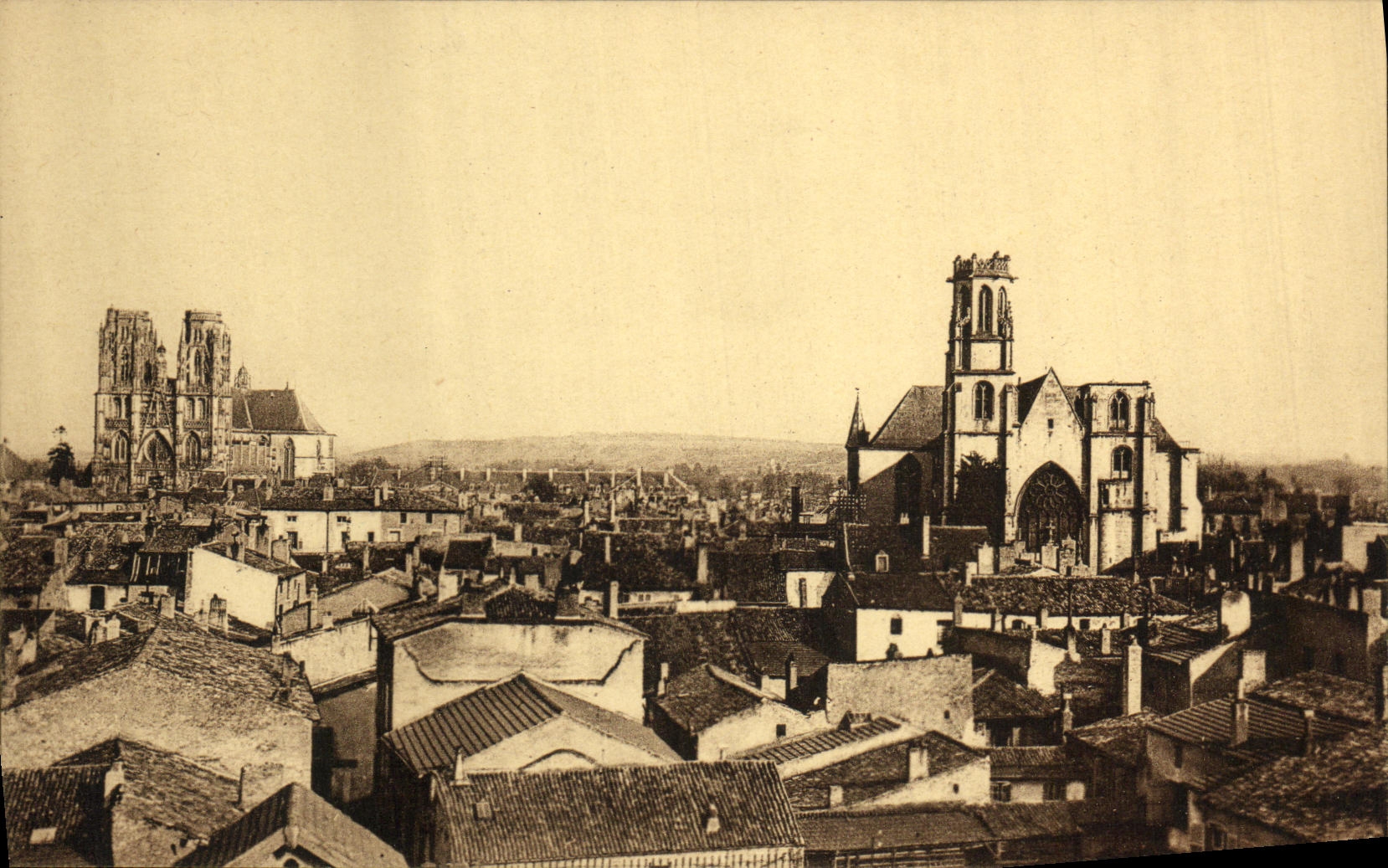 CPA Toul Vue genreale La Cathedrale et l Eglise Saint Gengoult