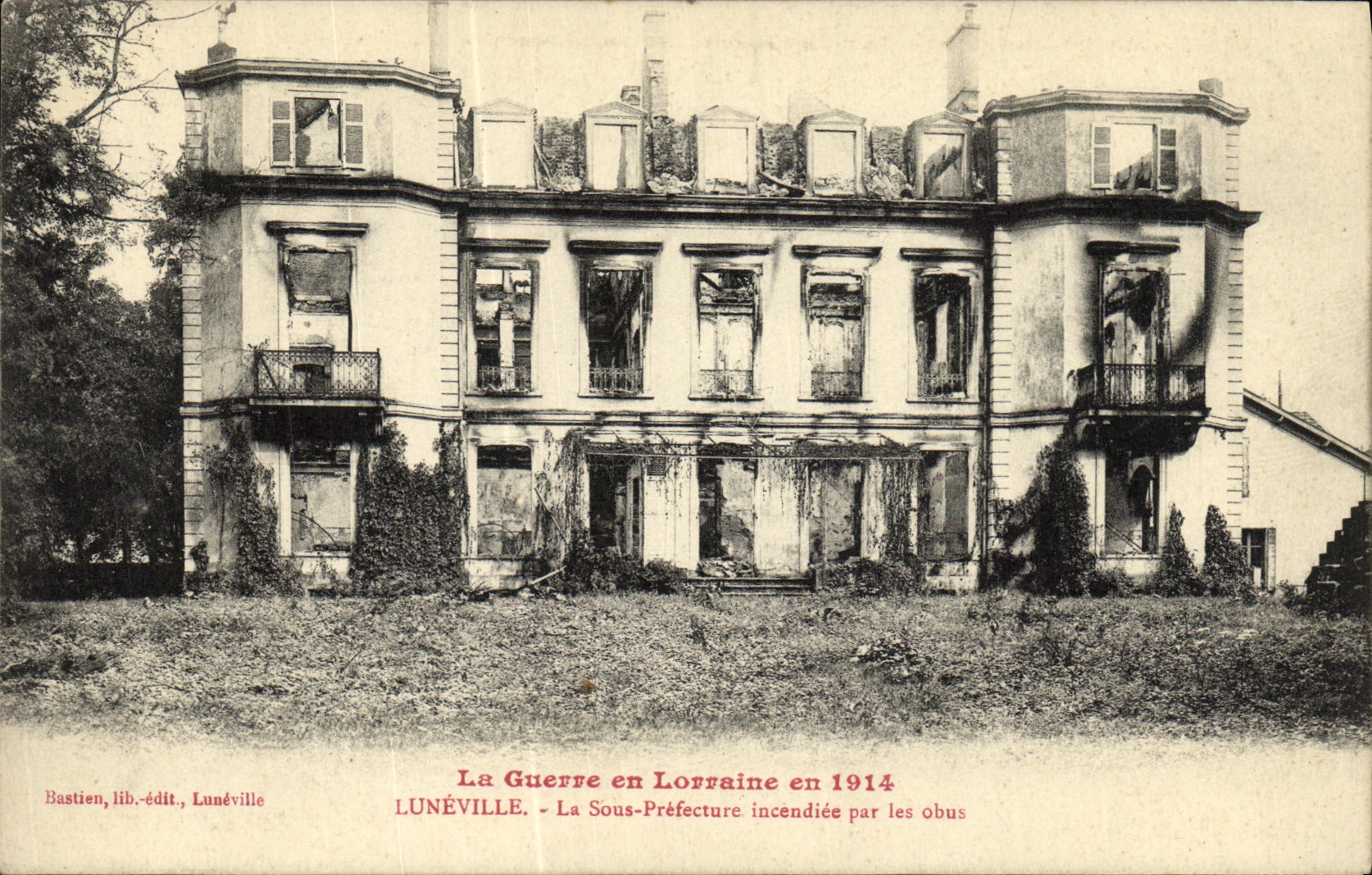 CPA Luneville La Sous Prefecture incendiee par les obus Militaria