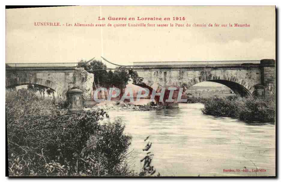 CPA Luneville Les Allemands avant de quitter Luneville font sauter le Pont du chemin de fer sur la Meurthe Militaria
