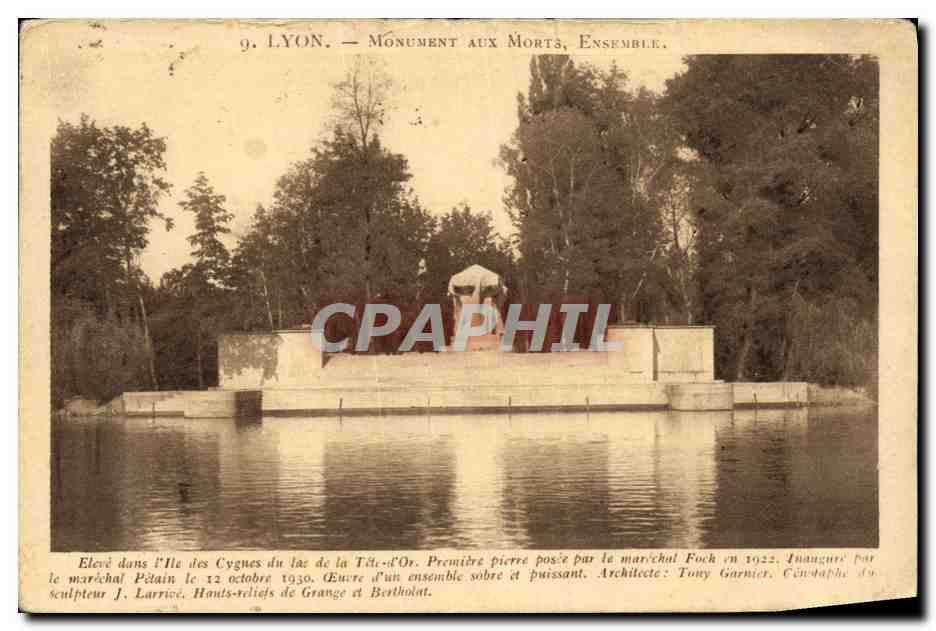 CPA Lyon Monument aux Morts Ensemble