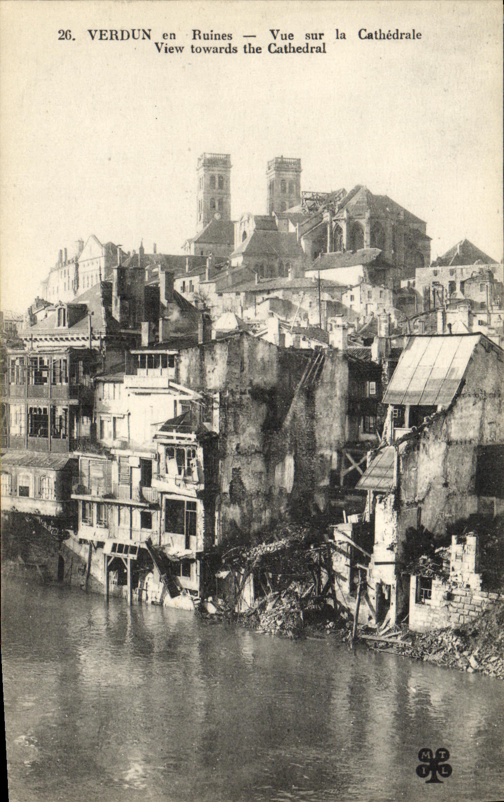 CPA Verdun en Ruines Vue sur la Cathedrale Militaria