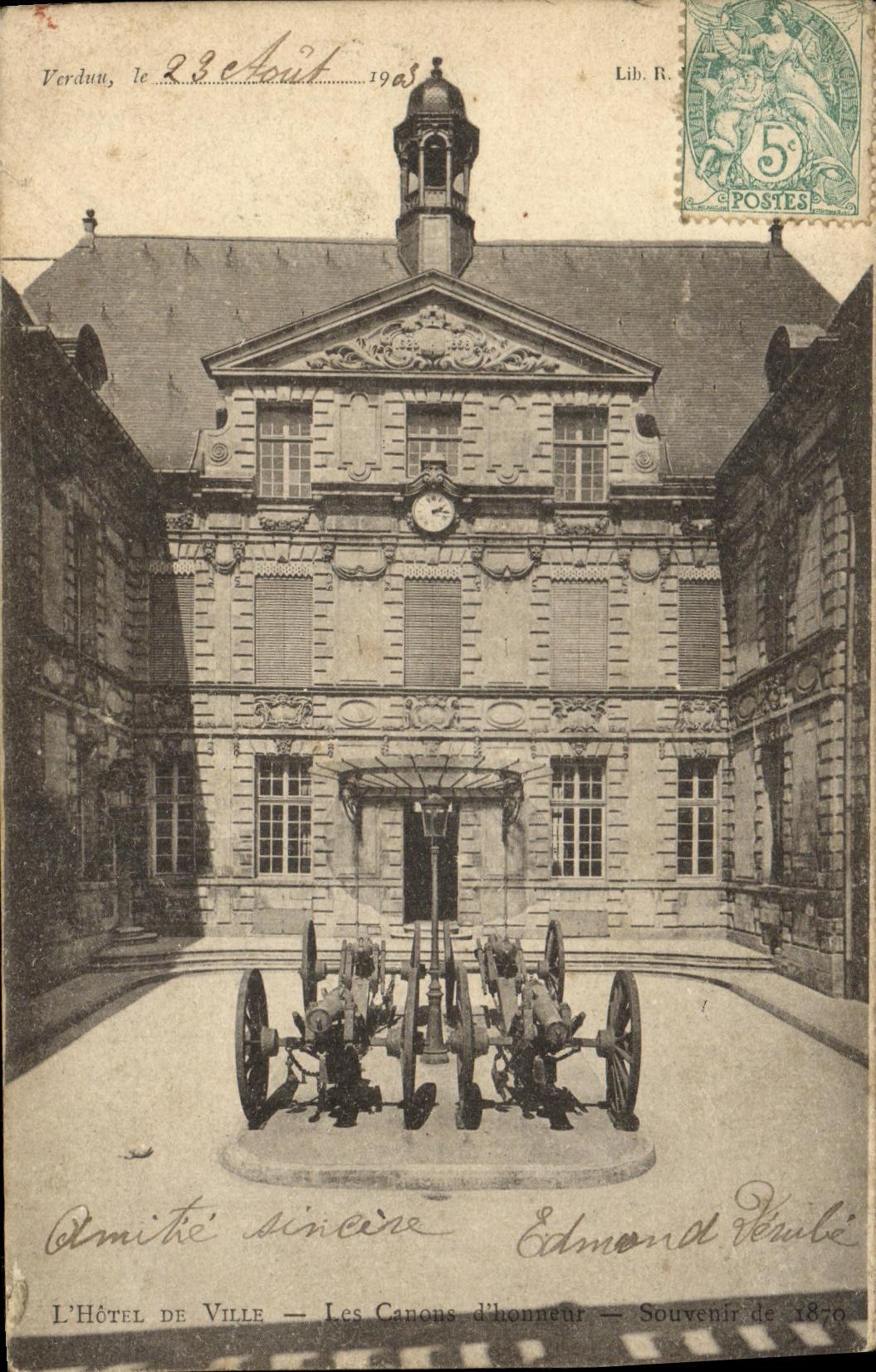 CPA Verdun le L Hotel de Ville Les canons Militaria