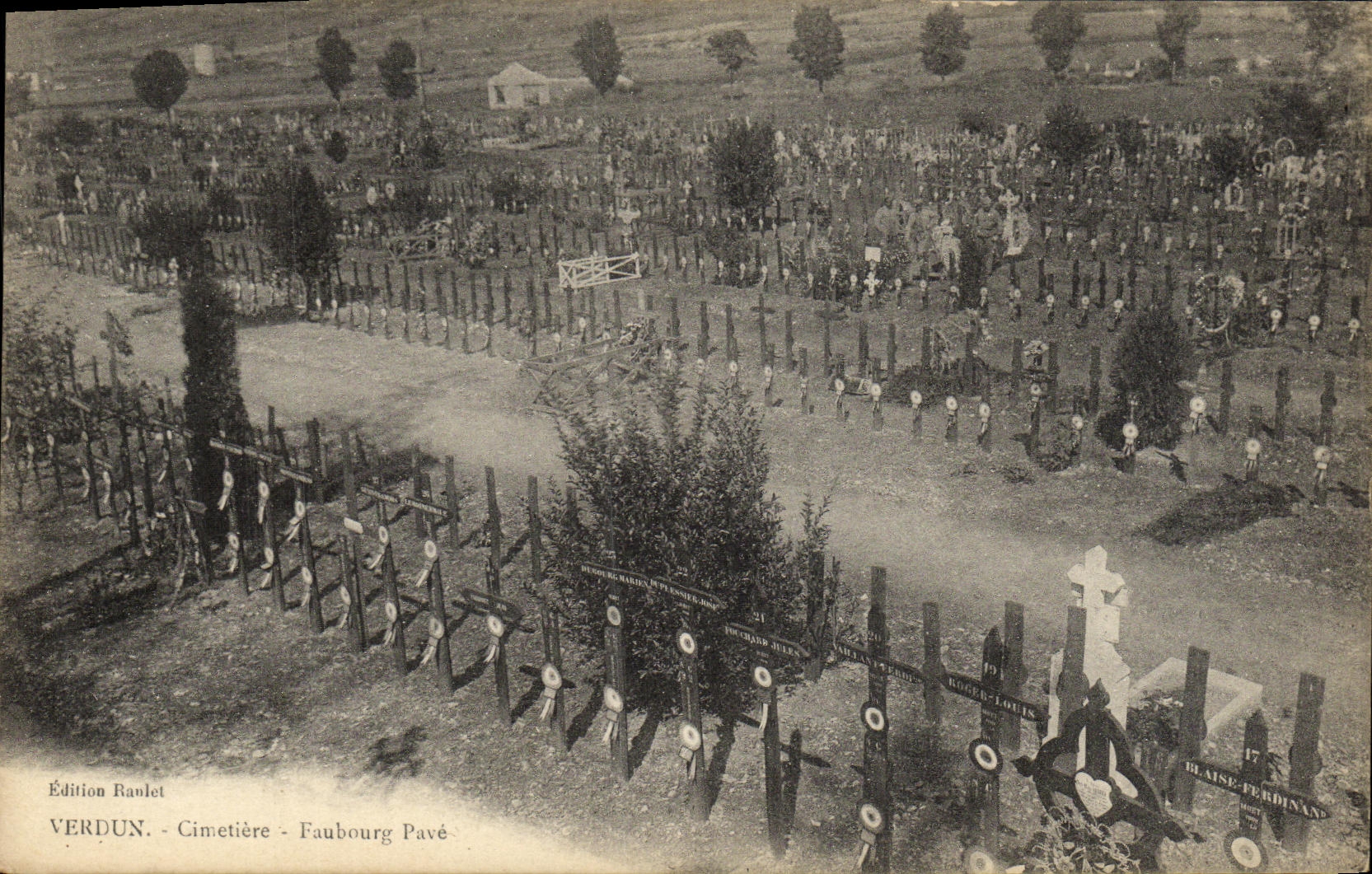 CPA Verdun Cimetiere Faubourg Pave Militaria