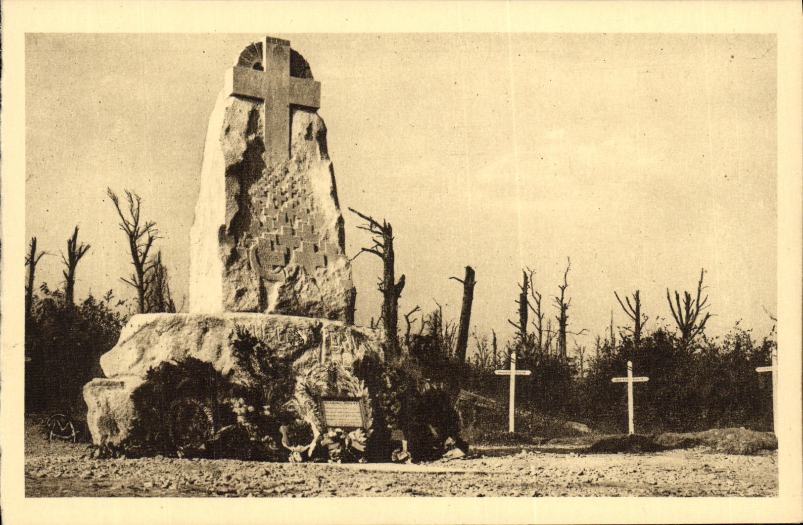 CPA Monument eleve au Bois des Caures a la Memoire du Colonel Driant Militaria