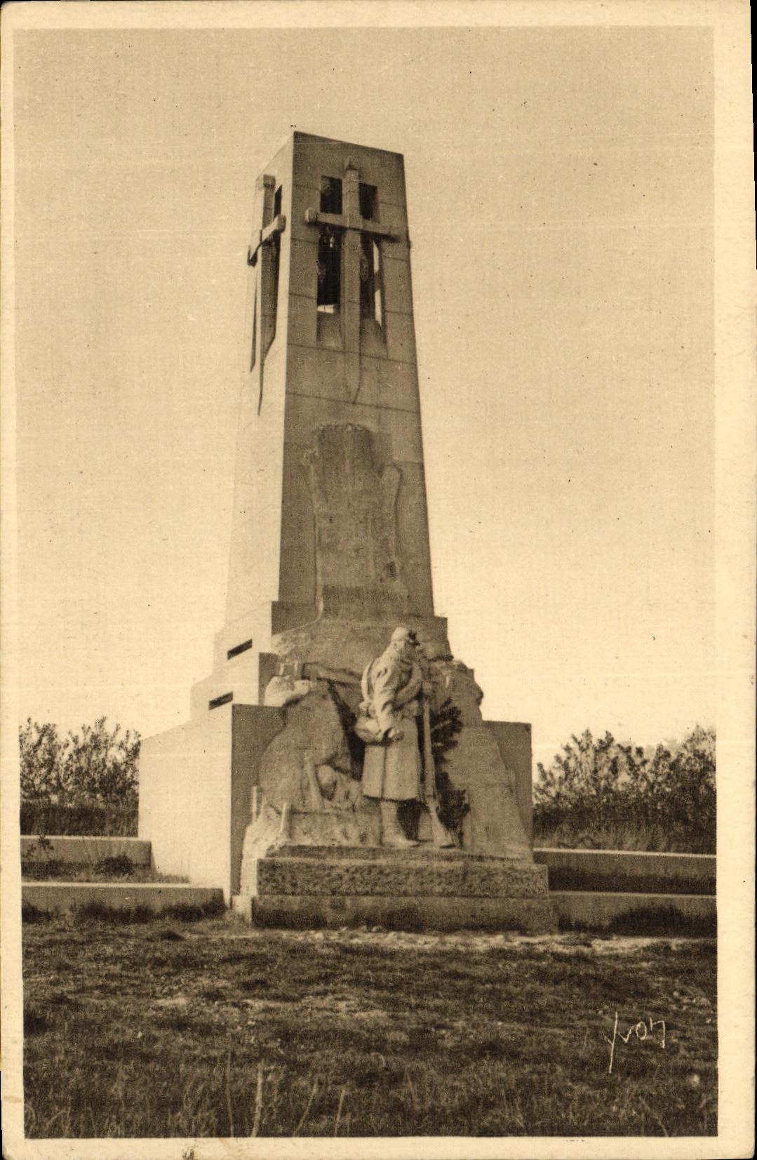 Verdun - Champs de Bataille - Monument de Vauquois — Marius Roussel, sculpteur, Ed. Monestes, arch. — n° 55