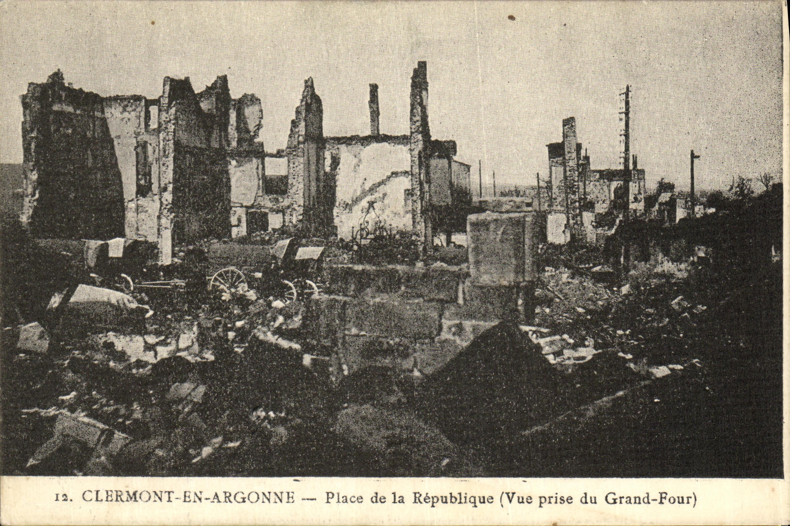 CPA Clermont En Argonne Place de la Republique Vue prise du grand Four Militaria