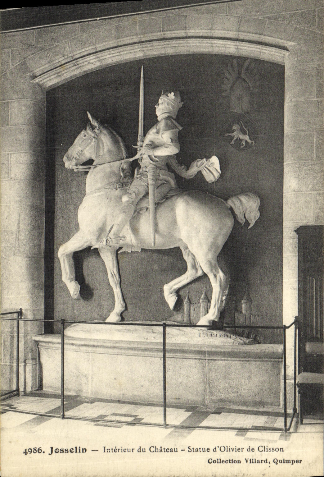 Josselin — Intérieur du Château — Statue d'Olivier de Clisson — Collection Villard, Quimper