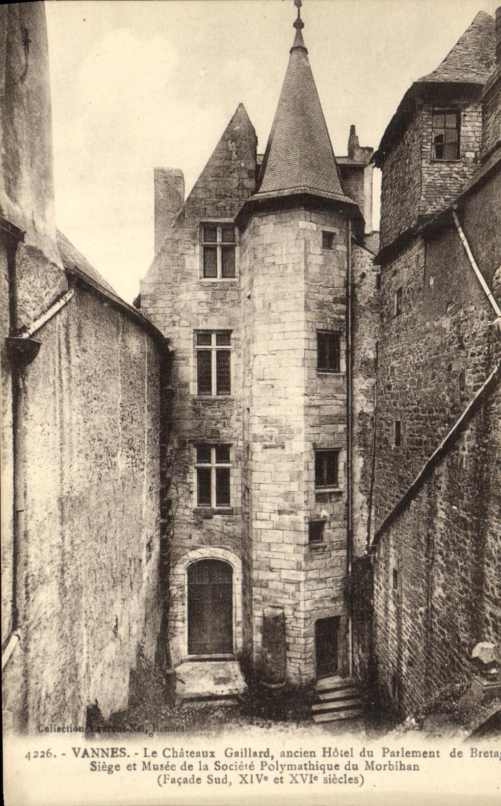 CPA Vannes Le Chateau Gaillard ancien Hotel du Parlement de Bretagne Siege et musee de la societe polymathique Morbihan