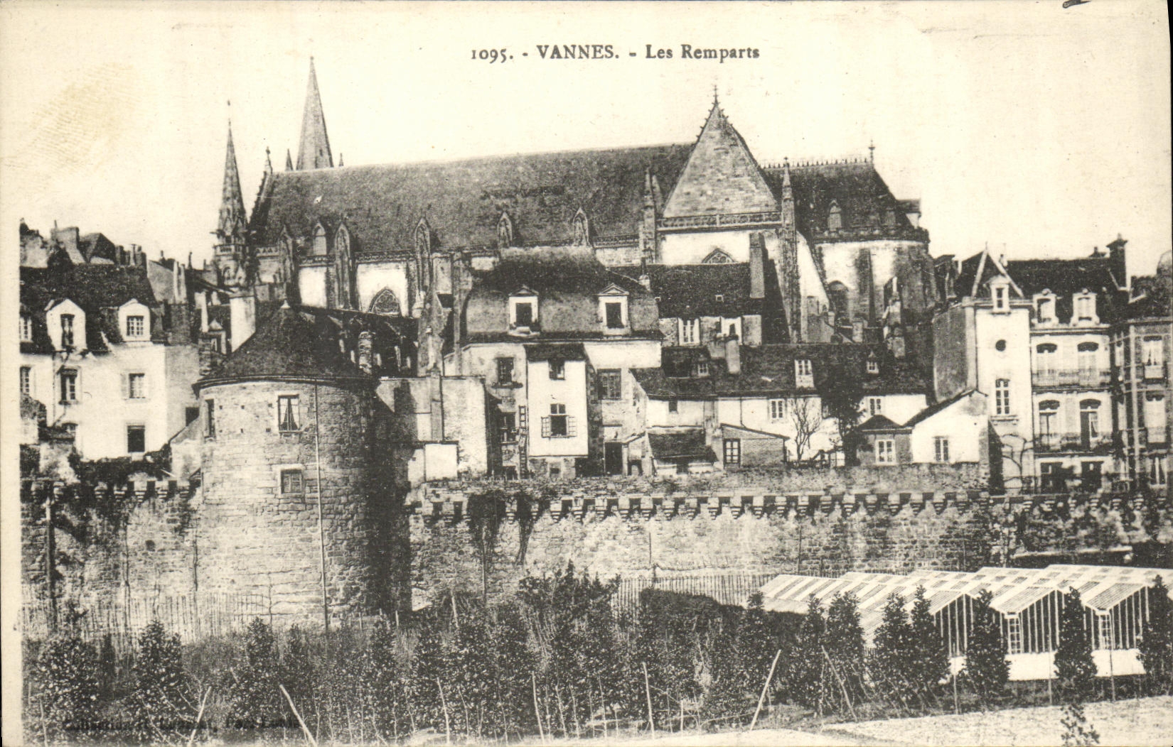 VANNES - Les Remparts — vue des remparts et de l'église — éditeur non visible