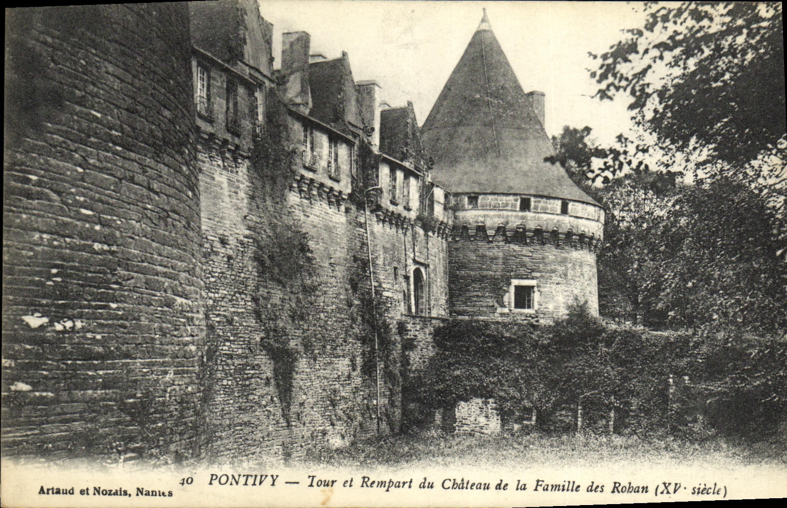 CPA Pontivy Tour et Rempart du Chateau de la Famille des Rohan