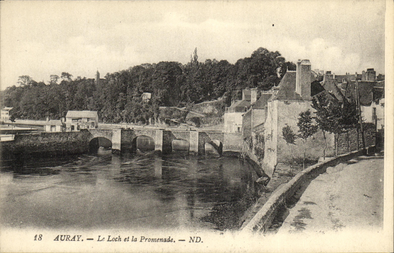 CPA Auray Le Loch et la Promenade