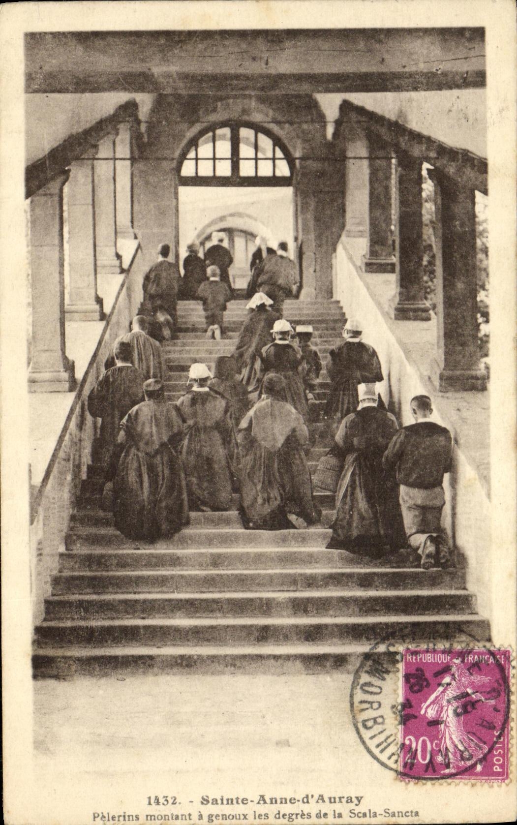 CPA Sainte Anne D Auray Pelerins Montant a Genoux les degres de la Scala Sancta