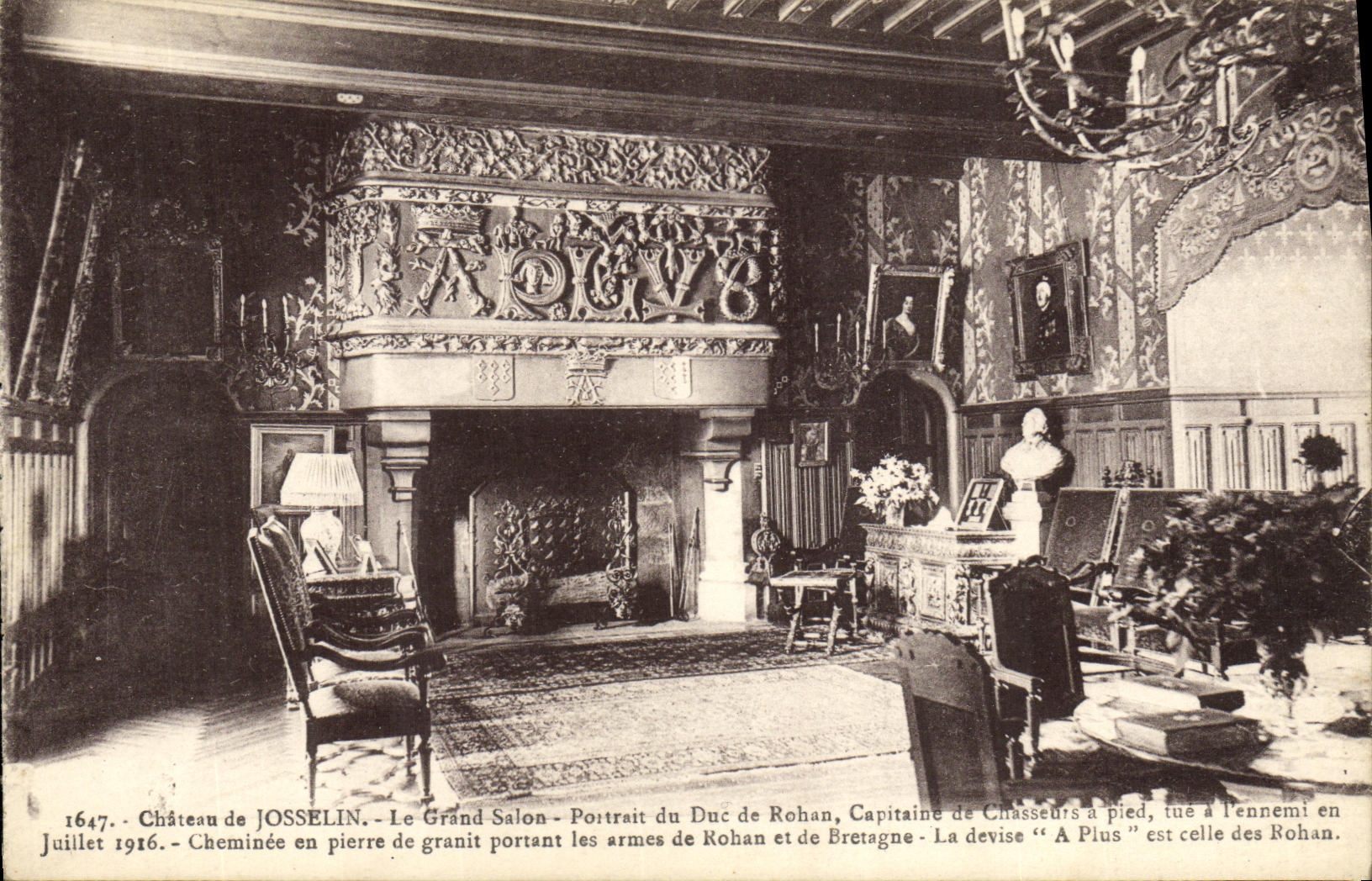 Château de JOSSELIN - Le Grand Salon - Cheminée en granit ornée des armoiries des Rohan - Juillet 1916
