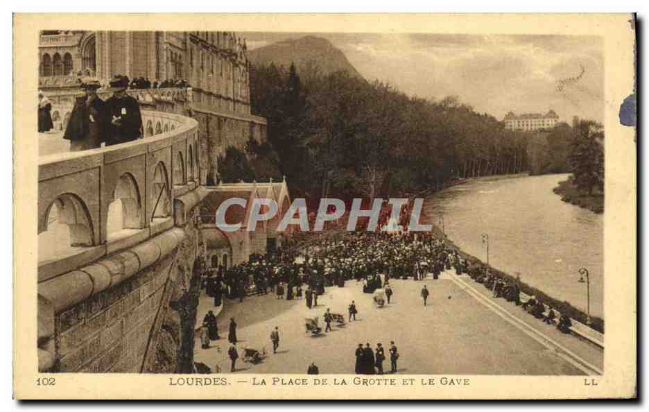 CPA Lourdes La Place de la Grotte et le Gave