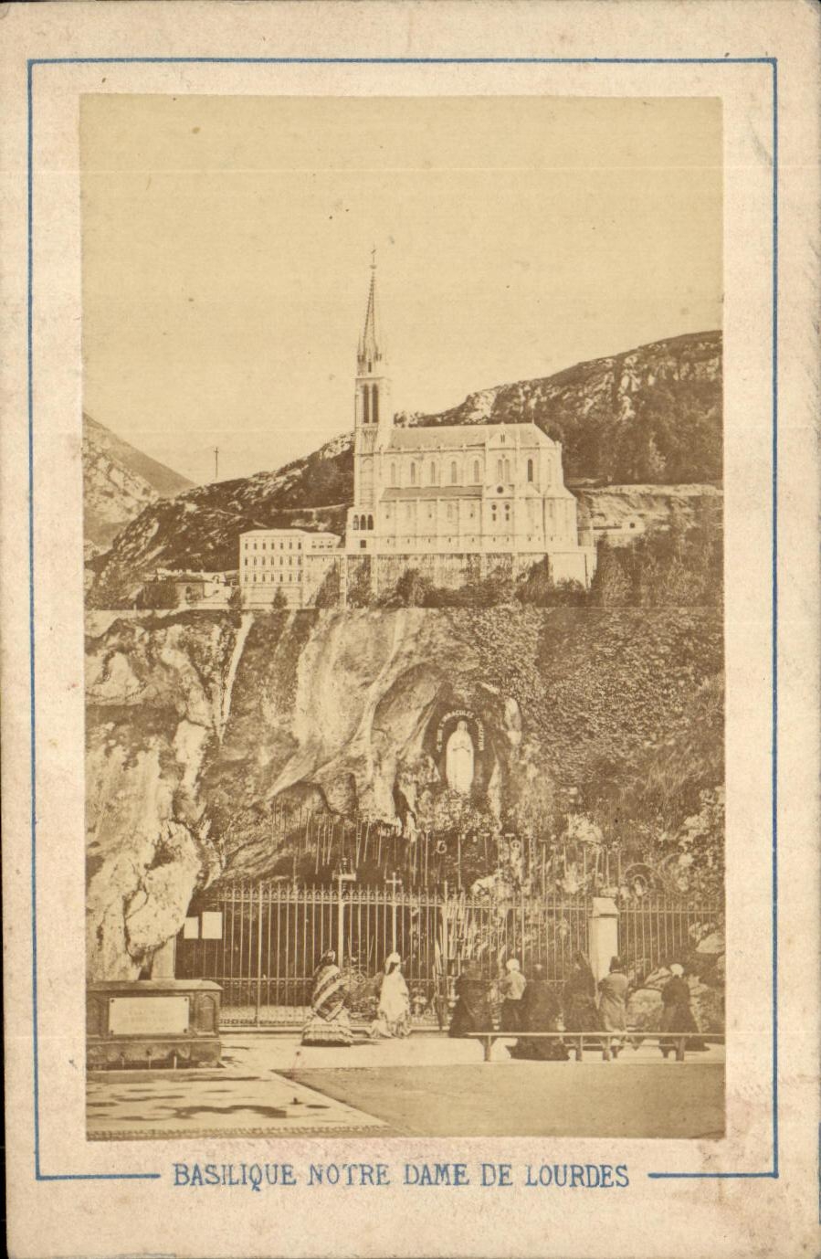 Basilique Notre-Dame de Lourdes — vue de la grotte et de l'église — Photographie Viron à Lourdes