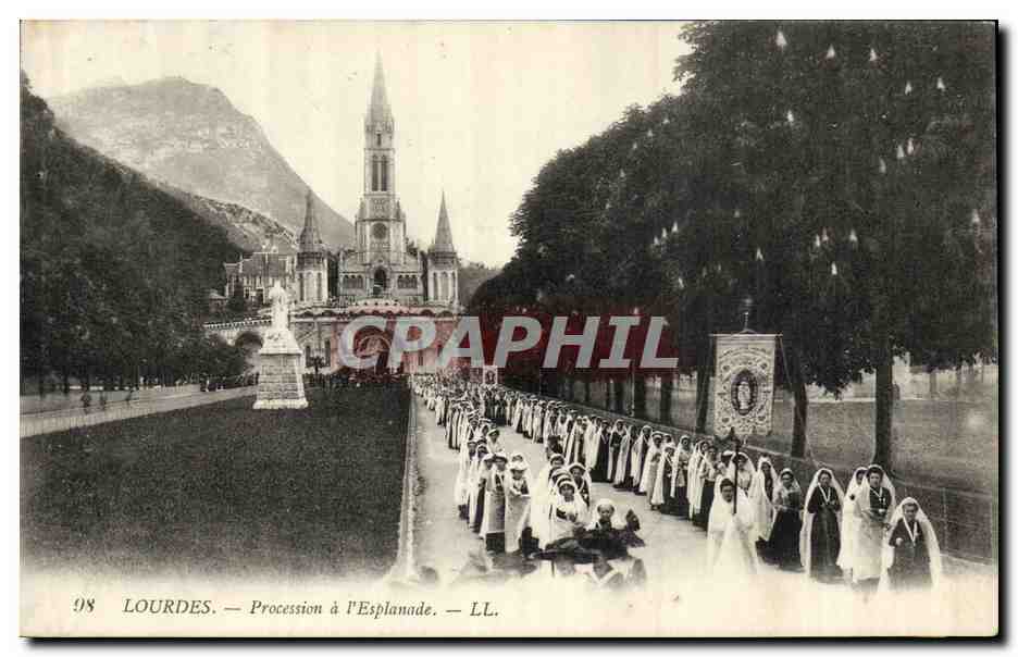CPA Lourdes Procession a l Esplanade