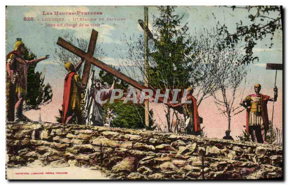CPA Lourdes 11eme station du calvaire Jesus est charge de sa croix