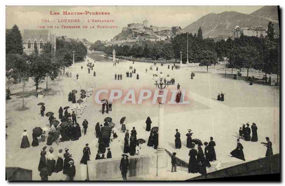 CPA Lourdes L Esplanade Vue de la Terrasse de la Basilique