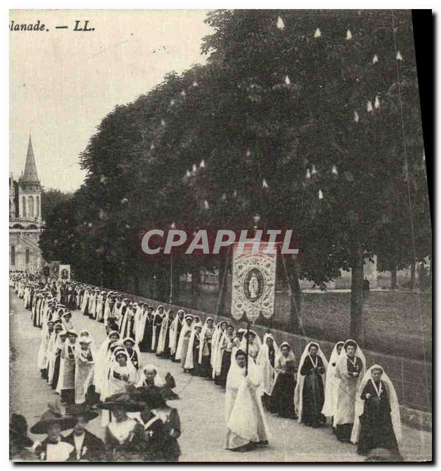 CPA Lourdes La procession a l esplanade