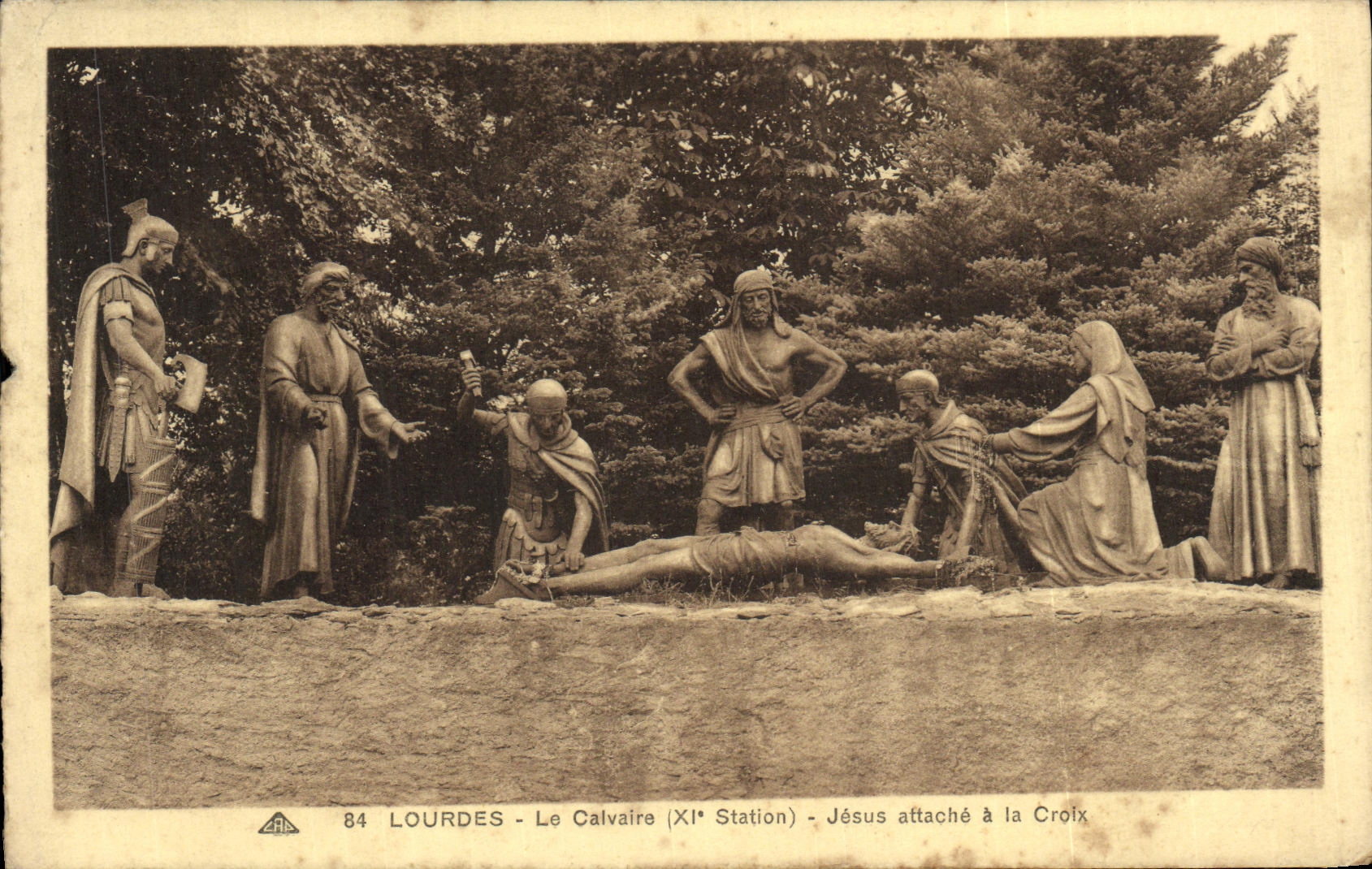 CPA Lourdes La Calvaire Jesus attache a la Croix