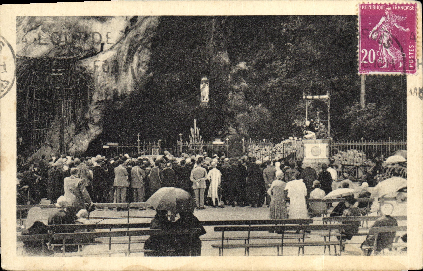 CPA Lourdes Groupe de Pelerins devant la Grotte Miraculeuse