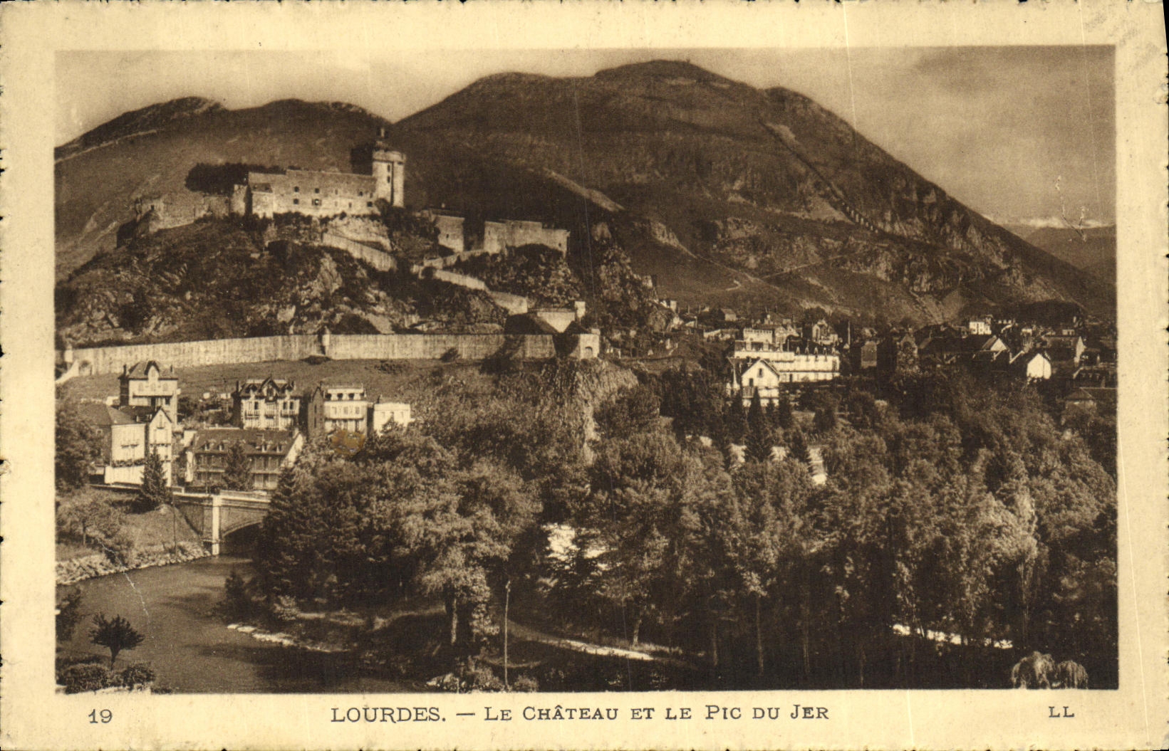Lourdes — Le Château et le Pic du Jer — LL