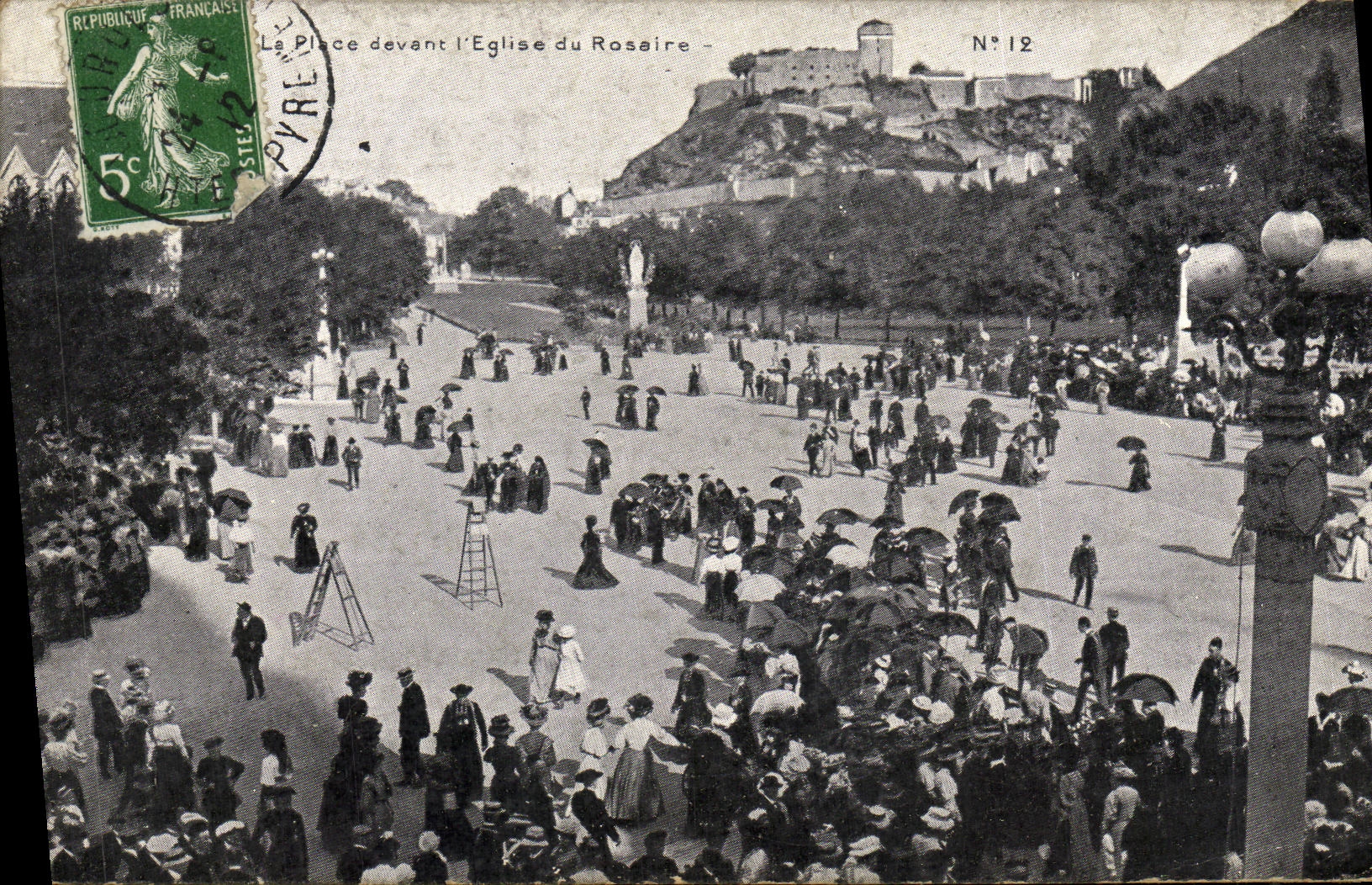 CPA Lourdes La Place devant l Eglise du Rosaire