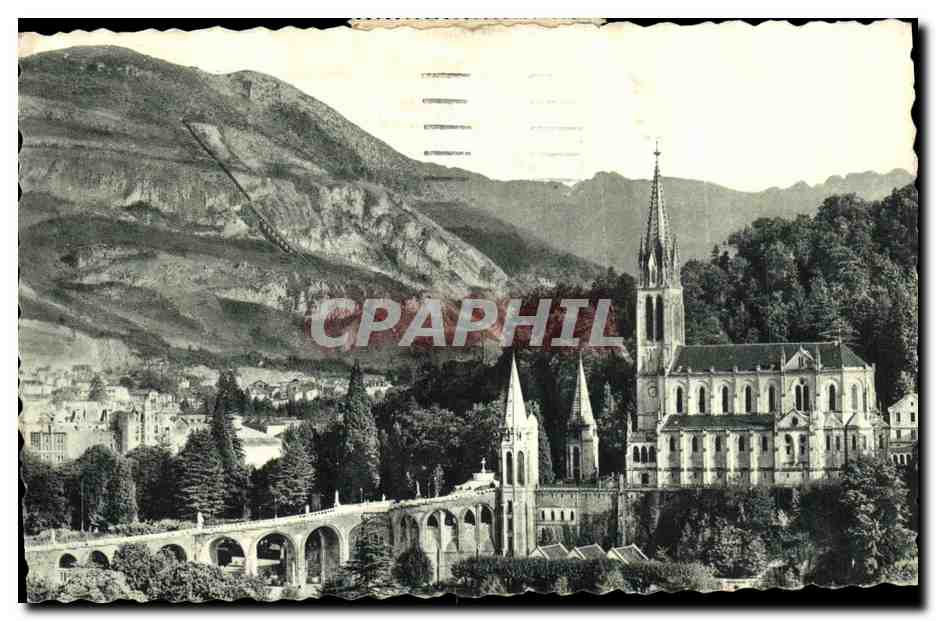 CPA Lourdes La Basilique vue de cote et les Pyrenees 