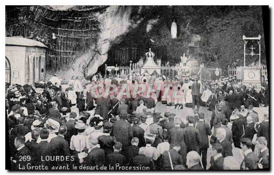 CPA Lourdes La Grotte avant le depart de la Procession