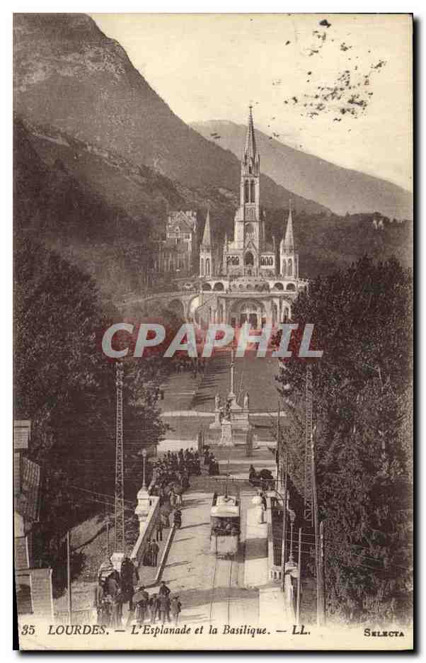 CPA Lourdes L Esplanade et la Basilique