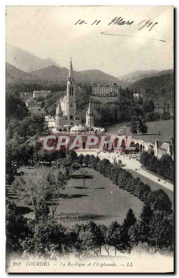 CPA Lourdes La Basilique et l Esplanade